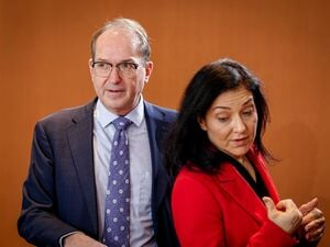 Alexander Dobrindt (CSU), Bundesinnenminister, und Katherina Reiche (CDU), Bundesministerin für Wirtschaft und Energie, nehmen an der Sitzung des Bundeskabinetts im Bundeskanzleramt teil.