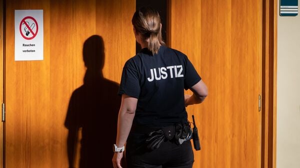 Die Staatsanwaltschaft wirft dem 54 Jahre alten Autofahrer Fahrlässigkeit vor. (Symbolbild)