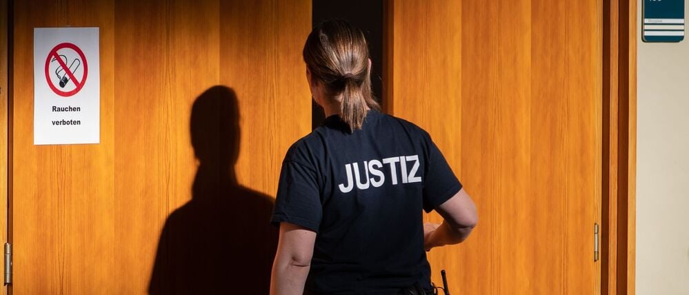 Die Staatsanwaltschaft wirft dem 54 Jahre alten Autofahrer Fahrlässigkeit vor. (Symbolbild)