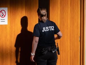 Die Staatsanwaltschaft wirft dem 54 Jahre alten Autofahrer Fahrlässigkeit vor. (Symbolbild)