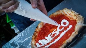 Ein Pizzabäcker schreibt den Schriftzug „Unesco“ auf eine Pizza. Italiens Regierung rührt die Werbetrommel für die «cucina italiana».
