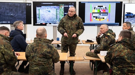 General Carsten Breuer zeigte sich beeindruckt von den getesteten Drohnenschwärmen.