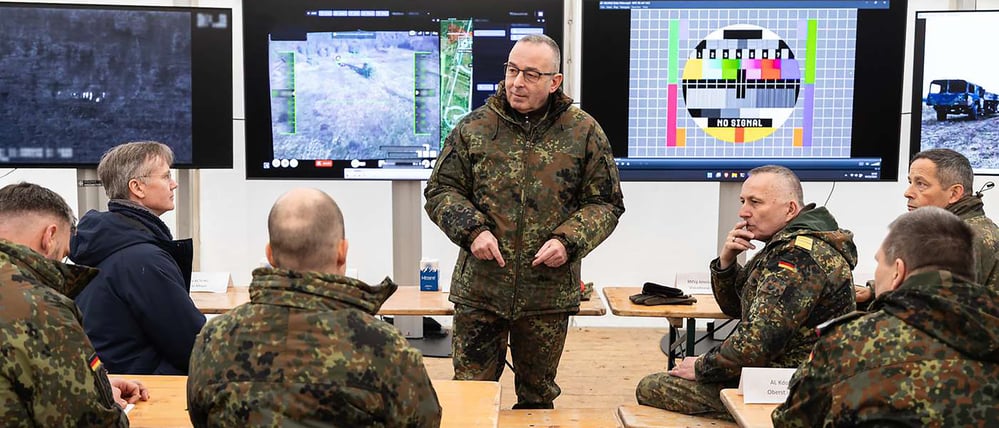 General Carsten Breuer zeigte sich beeindruckt von den getesteten Drohnenschwärmen.