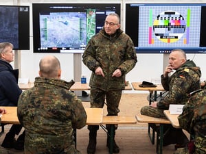 General Carsten Breuer zeigte sich beeindruckt von den getesteten Drohnenschwärmen.