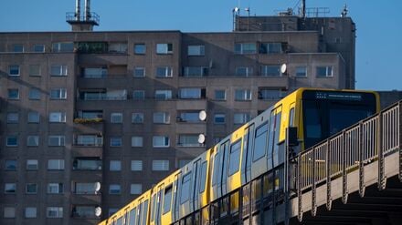 Auf der U3 will die BVG ab Sonntag längere Züge einsetzen. (Archivbild)