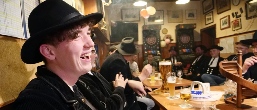 Jeshua Schäfer ist seit einem halben Jahr auf der Walz und weiß noch nicht, wie er die Festtage verbringt.