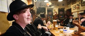 Jeshua Schäfer ist seit einem halben Jahr auf der Walz und weiß noch nicht, wie er die Festtage verbringt.