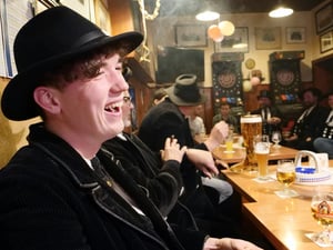 Jeshua Schäfer ist seit einem halben Jahr auf der Walz und weiß noch nicht, wie er die Festtage verbringt.