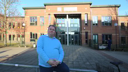 Schulleiter Thomas Andrä vor der Steuben-Schule.