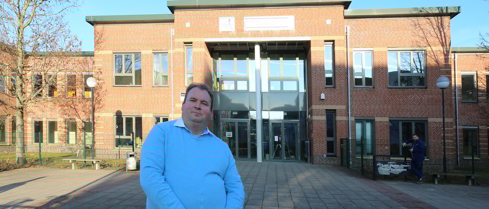 Schulleiter Thomas Andrä vor der Steuben-Schule.