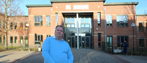 Schulleiter Thomas Andrä vor der Steuben-Schule.