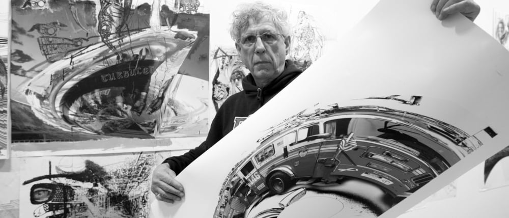 Der Künstler Wolfgang Petrick vor einem seiner Bilder.