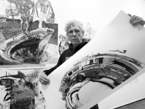 Der Künstler Wolfgang Petrick vor einem seiner Bilder.