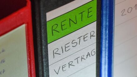 Der BGH hat eine Klausel in einer fondsgebundenen Riester-Versicherung geprüft. (Symbolbild)