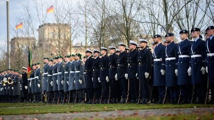 Gelöbnis zum 70. Jahrestag der Bundeswehr vor dem Kanzleramt – Kosten: 550 000 Euro.