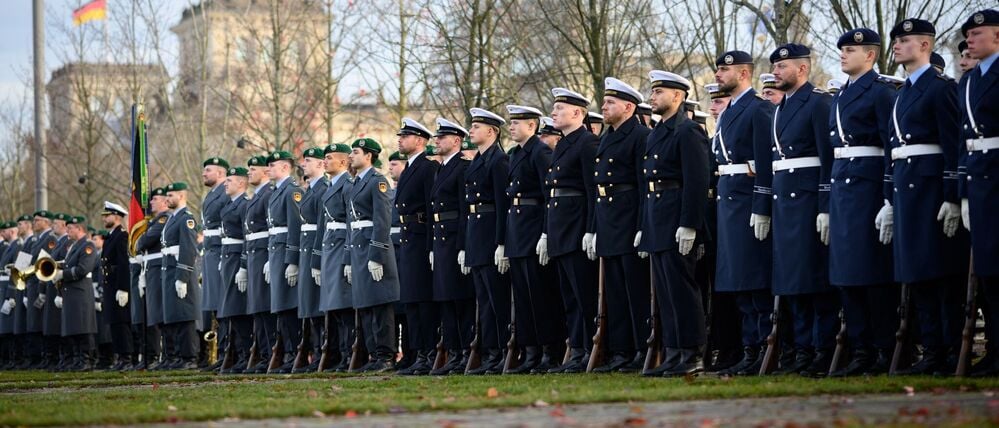 Gelöbnis zum 70. Jahrestag der Bundeswehr vor dem Kanzleramt – Kosten: 550 000 Euro.