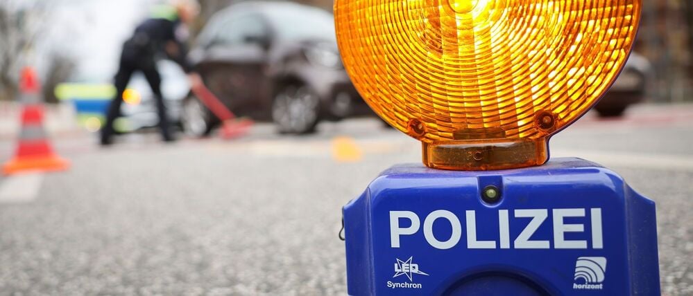 Eine Signallampe der Polizei sichert eine Unfallstelle (Symbolbild)
