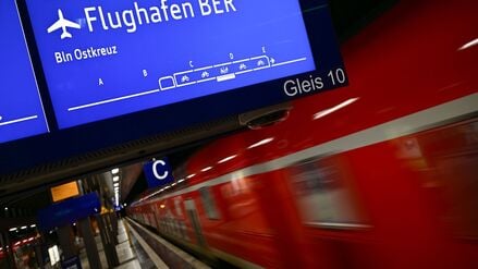 10.12.2025, Berlin: Der Flughafenexpress FEX Richtung Flughafen Berlin Brandenburg fährt aus dem Bahnhof Gesundbrunnen aus. Am 14. Dezember ändert sich der Fahrplan der Deutschen Bahn. Unter anderem führt die Verbindung zum Flughafen dann über das Berliner Südkreuz statt über Gesundbrunnen. Foto: Sebastian Christoph Gollnow/dpa +++ dpa-Bildfunk +++