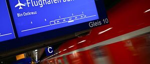 10.12.2025, Berlin: Der Flughafenexpress FEX Richtung Flughafen Berlin Brandenburg fährt aus dem Bahnhof Gesundbrunnen aus. Am 14. Dezember ändert sich der Fahrplan der Deutschen Bahn. Unter anderem führt die Verbindung zum Flughafen dann über das Berliner Südkreuz statt über Gesundbrunnen. Foto: Sebastian Christoph Gollnow/dpa +++ dpa-Bildfunk +++
