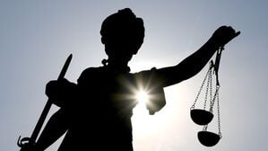 Eine Statue der Göttin Justitia im Gegenlicht (Symbolbild)