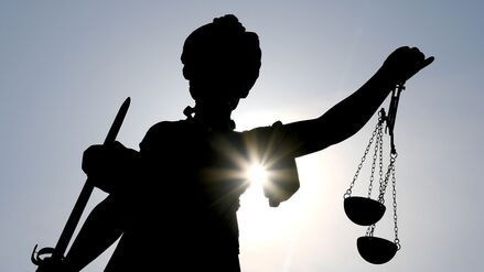 Eine Statue der Göttin Justitia im Gegenlicht (Symbolbild)