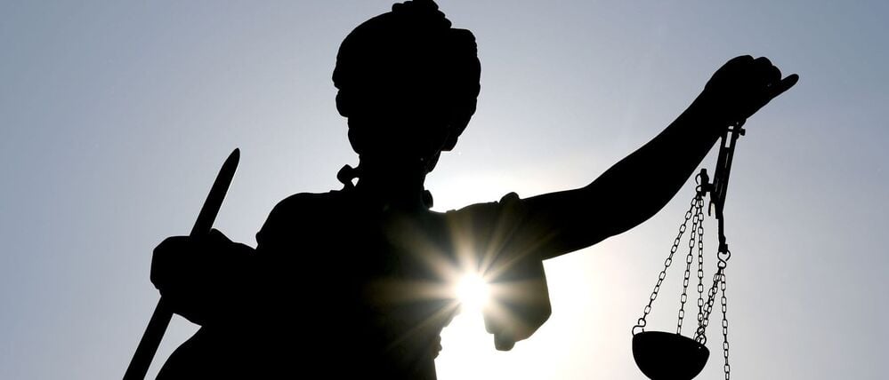 Eine Statue der Göttin Justitia im Gegenlicht (Symbolbild)