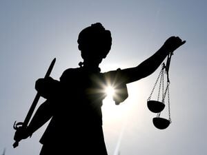 Eine Statue der Göttin Justitia im Gegenlicht (Symbolbild)