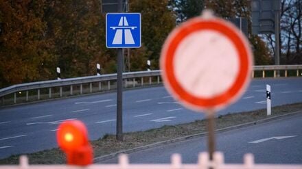 Eine Nacht lang wird laut der Autobahn GmbH Südost an dem Abschnitt im Berliner Raum gearbeitet. (Symbolbild)