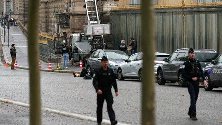 Französische Polizisten am 19. Oktober vor dem Louvre Museum in Paris.