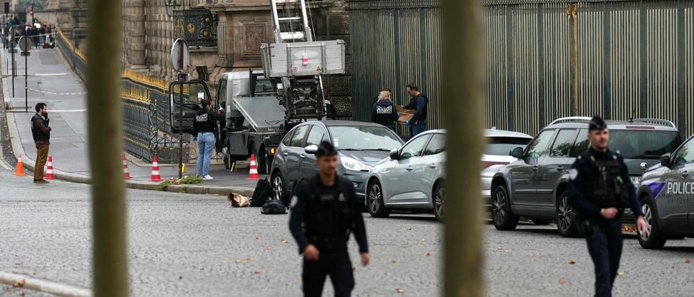 Französische Polizisten am 19. Oktober vor dem Louvre Museum in Paris.