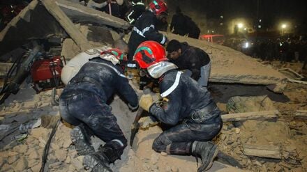In dem eingestürzten Haus wohnten nach staatlichen Angaben acht Familien. 