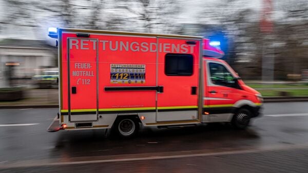 Ein Krankenwagen fährt zu einem Einsatz. (Symbolbild)