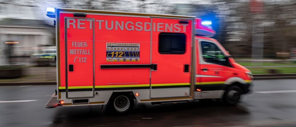 Ein Krankenwagen fährt zu einem Einsatz. (Symbolbild)