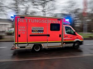 Ein Krankenwagen fährt zu einem Einsatz. (Symbolbild)