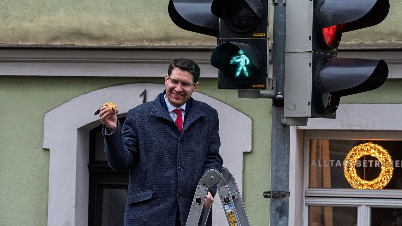 Kommunale-Kulinarik-Coburg-w-rdigt-die-Bratwurst-mit-Ampelm-nnchen