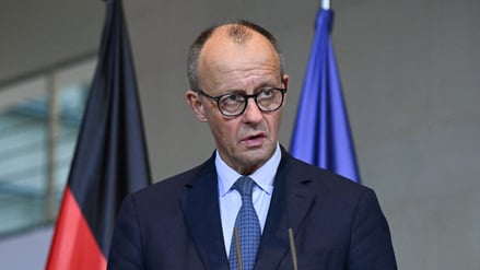 Der deutsche Bundeskanzler Friedrich Merz spricht während einer Pressekonferenz mit dem kroatischen Ministerpräsidenten Andrej Plenkovic.