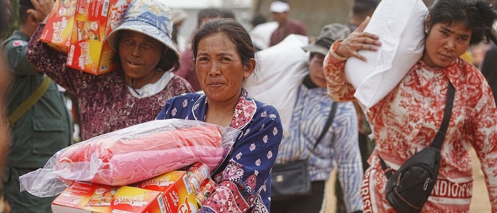 Evakuierte haben in der Provinz Oddar Meanchey im Norden Kambodschas Lebensmittel erhalten.
