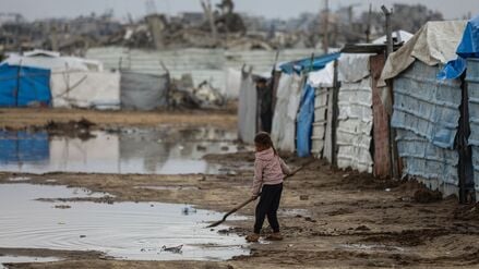 Palästinensische Zeltlager im Gazastreifen sind nach heftigen Regenfällen überschwemmt, wie hier das Abu Marhil Camp im Stadtteil Az-Zaytun in Gaza-Stadt.