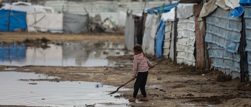 Palästinensische Zeltlager im Gazastreifen sind nach heftigen Regenfällen überschwemmt, wie hier das Abu Marhil Camp im Stadtteil Az-Zaytun in Gaza-Stadt.