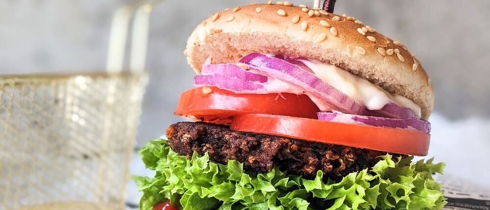 Ein Patty aus Kidneybohnen auf einem Veggie-Burger.