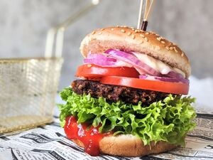 Ein Patty aus Kidneybohnen auf einem Veggie-Burger.