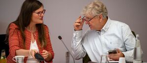 Jouleen Gruhn (l) und André von Ossowski (r) unterhalten sich vor Beginn der konstituierenden Sitzung ihrer Fraktion.