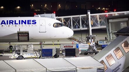 Menschen verlassen ein Flugzeug von Turkish Airlines auf dem Flughafen Hannover-Langenhagen. Afghaninnen und Afghanen mit Aufnahmezusage sollen mit dem Linienflug in Hannover ankommen sein. 