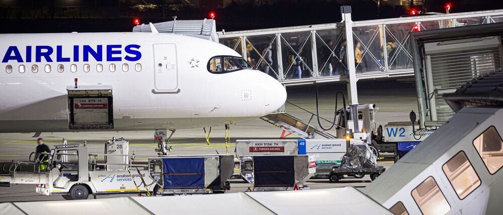 Menschen verlassen ein Flugzeug von Turkish Airlines auf dem Flughafen Hannover-Langenhagen. Afghaninnen und Afghanen mit Aufnahmezusage sollen mit dem Linienflug in Hannover ankommen sein.