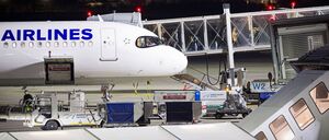 Menschen verlassen ein Flugzeug von Turkish Airlines auf dem Flughafen Hannover-Langenhagen. Afghaninnen und Afghanen mit Aufnahmezusage sollen mit dem Linienflug in Hannover ankommen sein. 