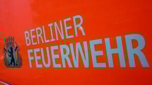 Der Schriftzug „Berliner Feuerwehr“ und das Wappen Berliner Feuerwehr mit dem Berliner Bären stehen auf der Tür eines Feuerwehrfahrzeuges. (Symbolbild)