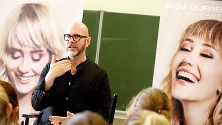 Der Visagist Beni Durrer.