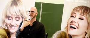 Der Visagist Beni Durrer.