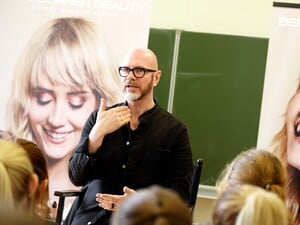 Der Visagist Beni Durrer.