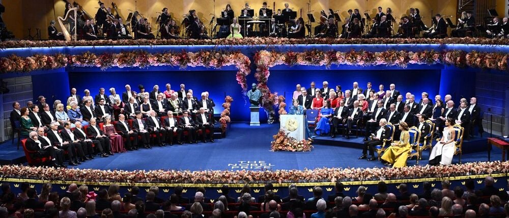 Eine besondere Feier für die Nobelpreisträger, die auf der Bühne aufgereiht in der vorderen linken Reihe sitzen.